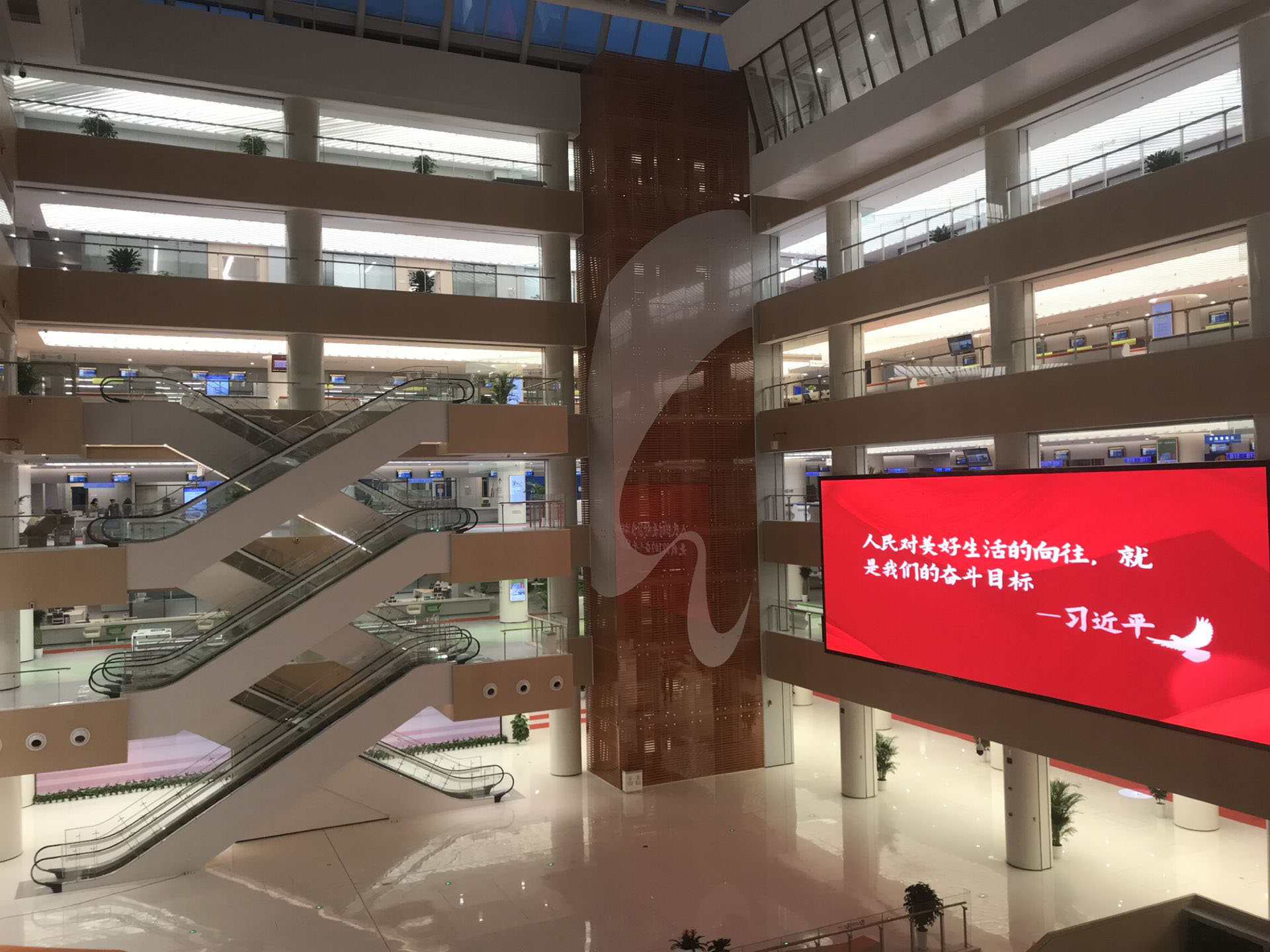 成都高新區(qū)智慧政務(wù)新大廳排隊(duì)系統(tǒng)及信發(fā)系統(tǒng)和填單系統(tǒng)正式上線投入使用。效果圖
